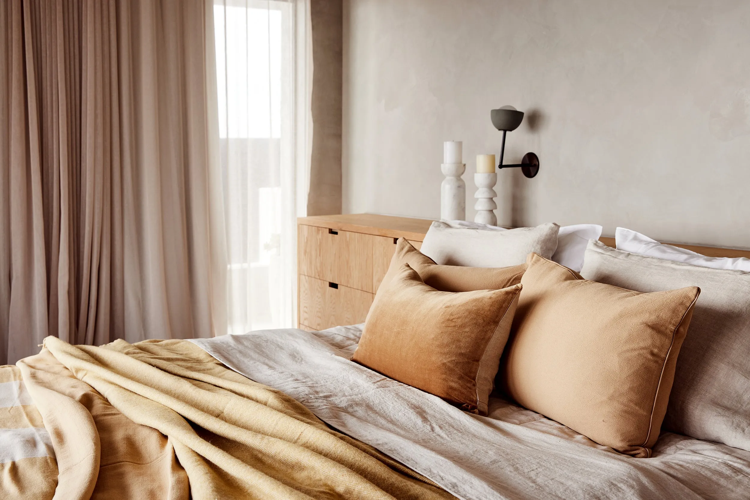 Linen/Velvet Cushion | Nutmeg