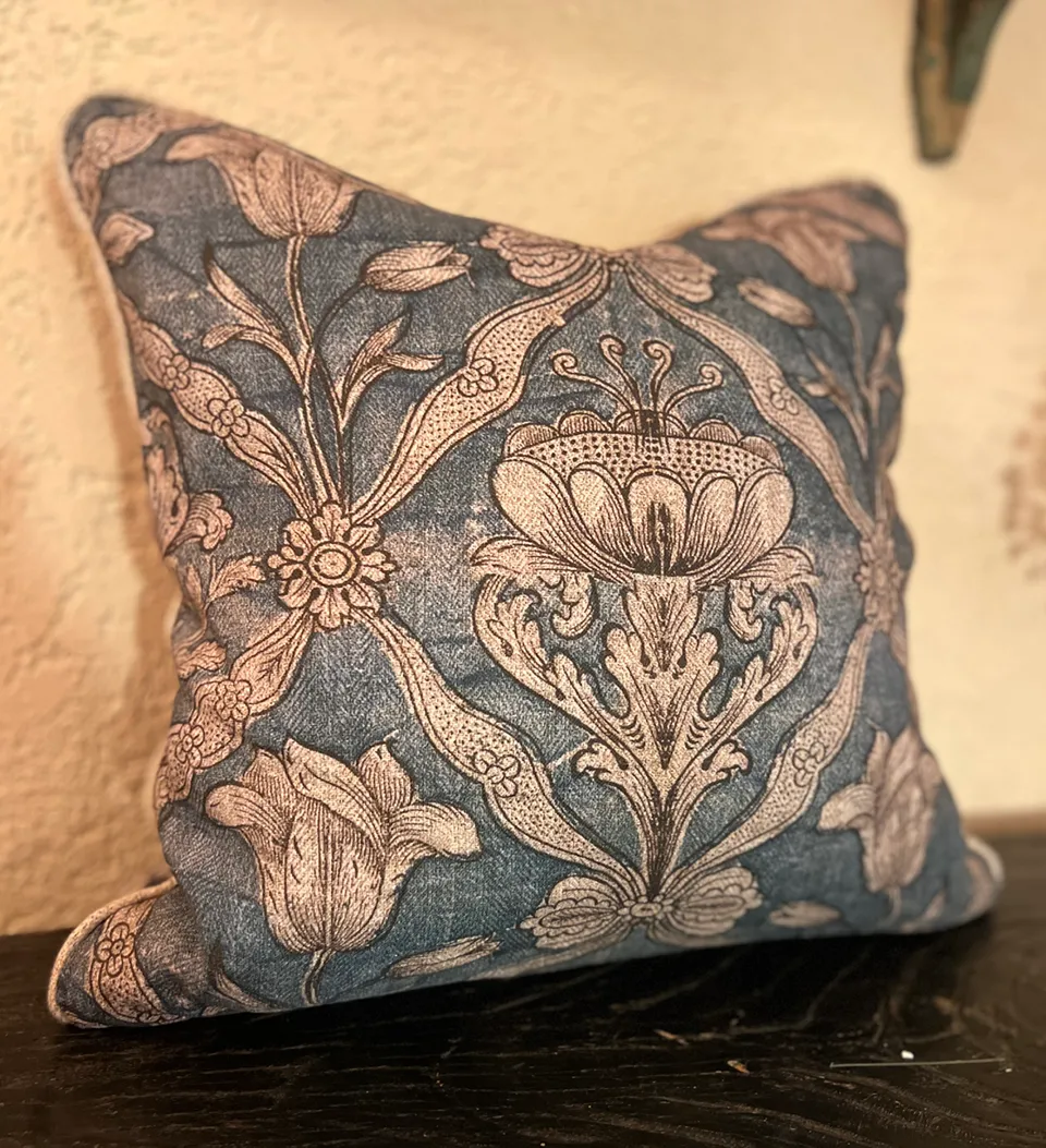Tulip-Cube Cushion